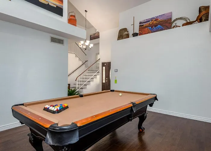 Family-friendly Retreat, Heated Pool, Putting Holiday home