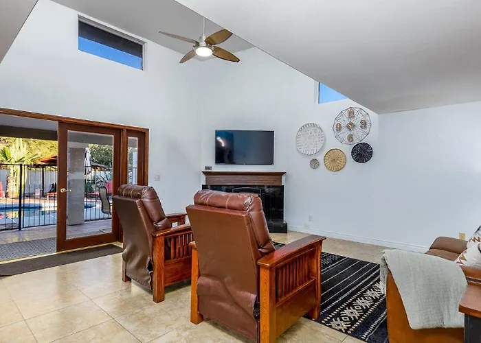 Family-friendly Retreat, Heated Pool, Putting Holiday home *