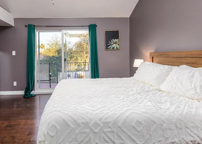 Family-friendly Retreat, Heated Pool, Putting Holiday home