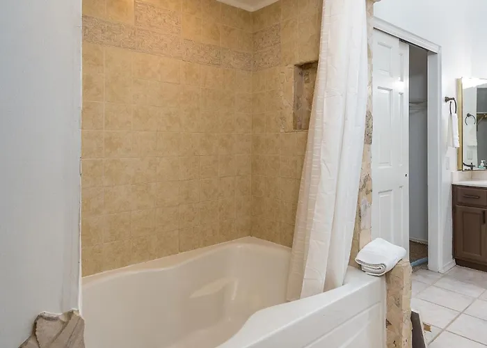 Family-friendly Retreat, Heated Pool, Putting Holiday home