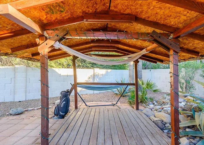 Family-friendly Retreat, Heated Pool, Putting Holiday home *
