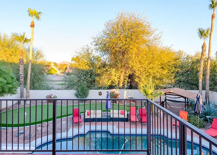 Family-friendly Retreat, Heated Pool, Putting Holiday home