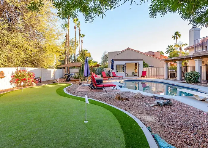Family-friendly Retreat, Heated Pool, Putting Holiday home